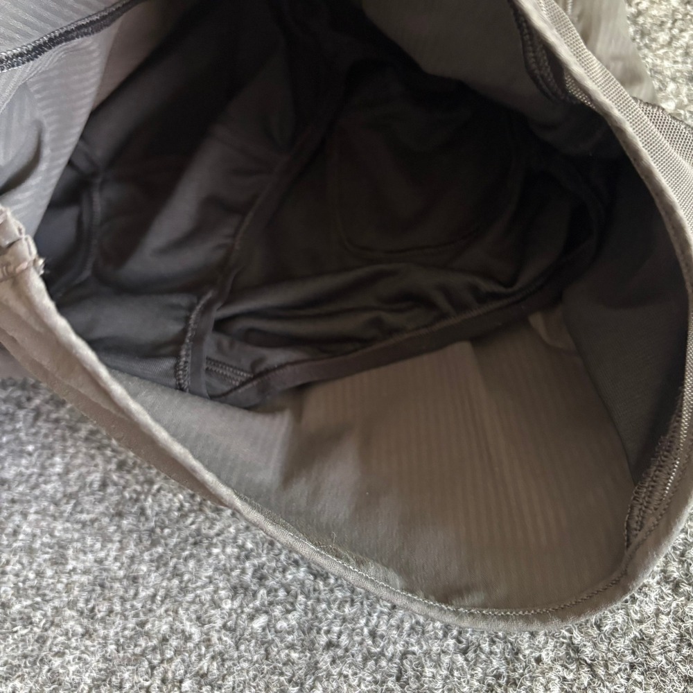 Lululemon Hotty Hot Short II 2.5 Inch Dark Carbon Grey Size 4 W7ASZS - Picture 5 of 7